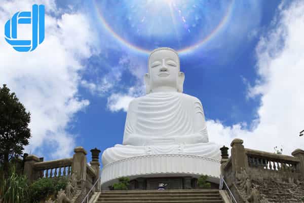 ngôi chùa linh ứng tự đà nẵng ở bà nà núi chúa đà nẵng